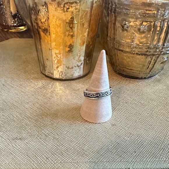 NEW ring silvery ring
size 6.5
Mix and match
silvery metal
Ornate, vintage look - Picture 1 of 2